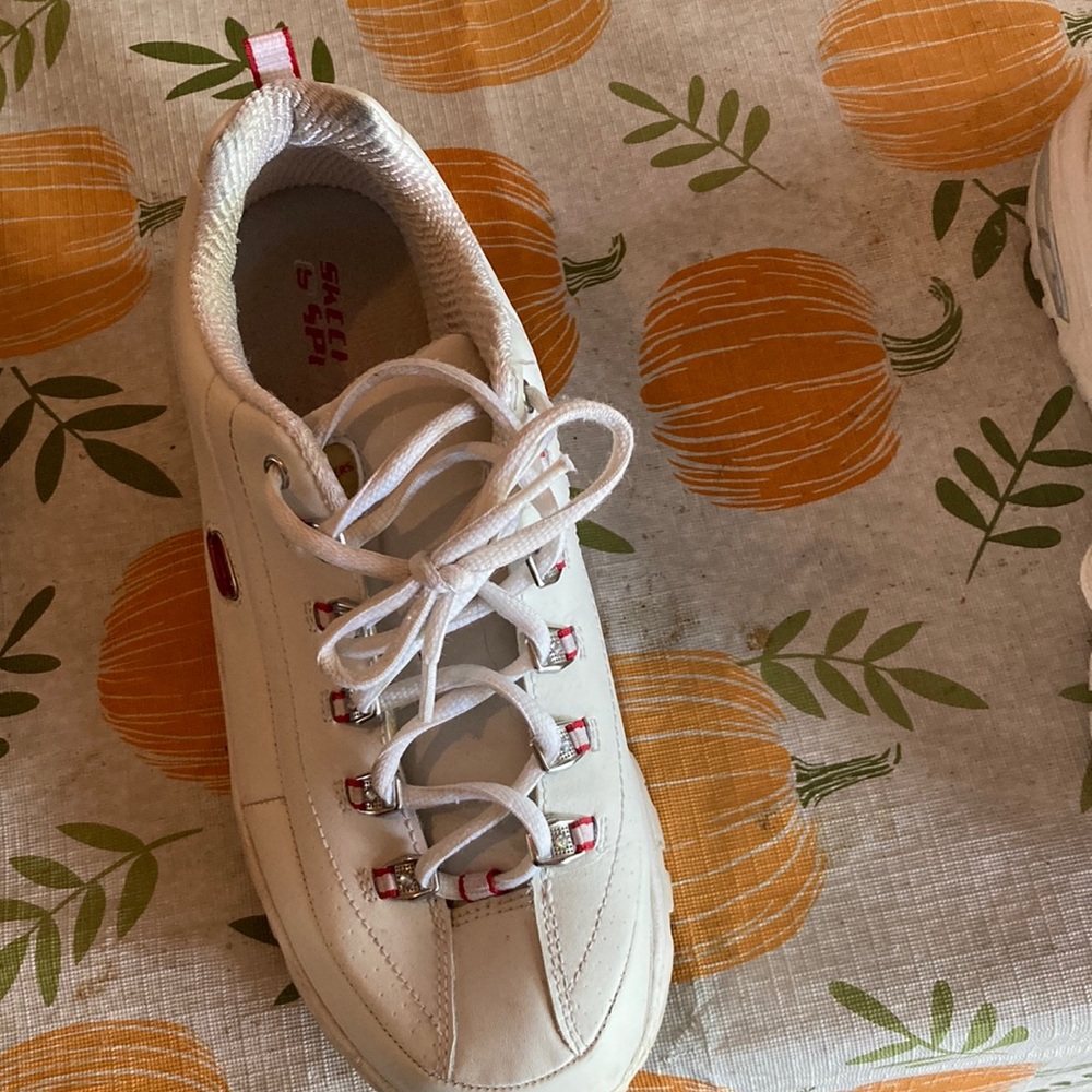 Skechers tennis shoe